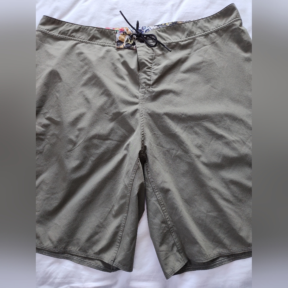 REEBOK CROSSFIT Men's Olive Green Training Shorts Size 42" Waist. 10" Inseam.